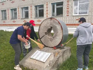 Праздник Весны и Труда отмечается 1 мая. В России праздничная дата утверждена 21 апреля 1992 года Постановлением Верховного Совета Российской Федерации № 2706-1.