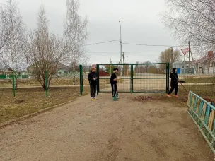 Первый весенний субботник с участием проживающих в общежитии студентов!