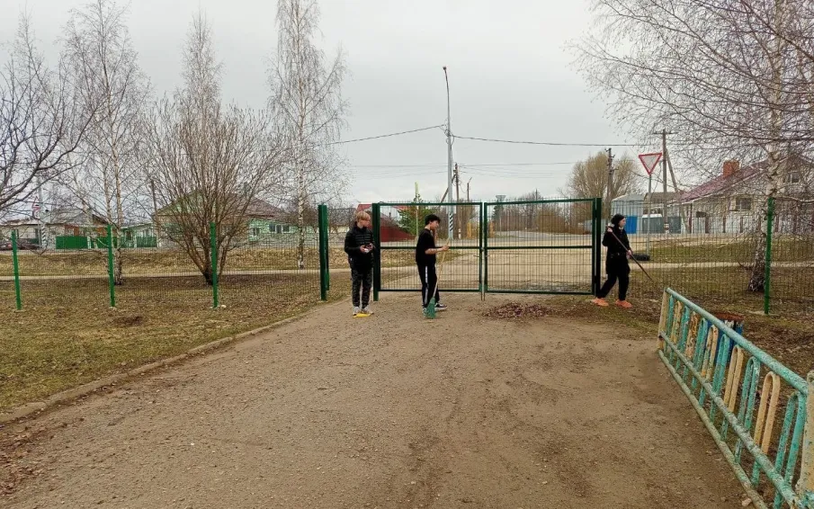 Первый весенний субботник с участием проживающих в общежитии студентов!