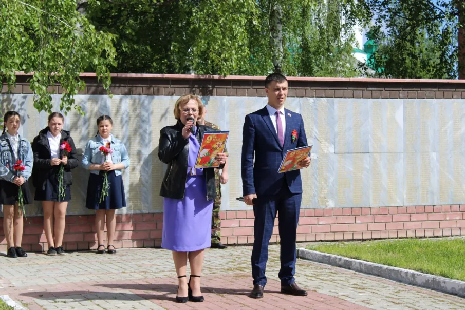 Торжественный митинг, посвященный Дню победы на площади 50 лет Октября