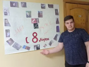 Вот так оригинально воспитатель общежития Новикова Мария Михайловна и обучающийся техникума Кустов Андрей поздравили 7 марта обворожительных дам, проживающих в нашем общежитии, С международным женским днем!