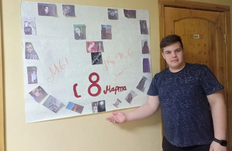 Вот так оригинально воспитатель общежития Новикова Мария Михайловна и обучающийся техникума Кустов Андрей поздравили 7 марта обворожительных дам, проживающих в нашем общежитии, С международным женским днем!
